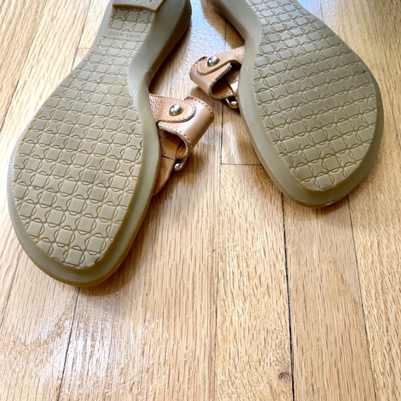 Nine West Snopea Buckle Toe Ring Thong Sandals Tan Size 8 - Picture 10 of 12